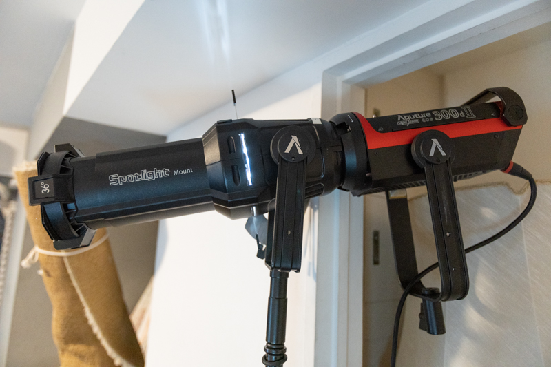 AputureのLEDライト。先端には光をコントロールするアクセサリーが装着されている