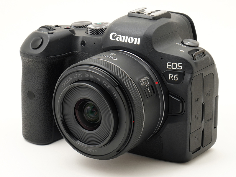 この小ささ。なるほど、「気軽に持ち運べる超広角レンズ」というのが、メリットのひとつになっているわけですね