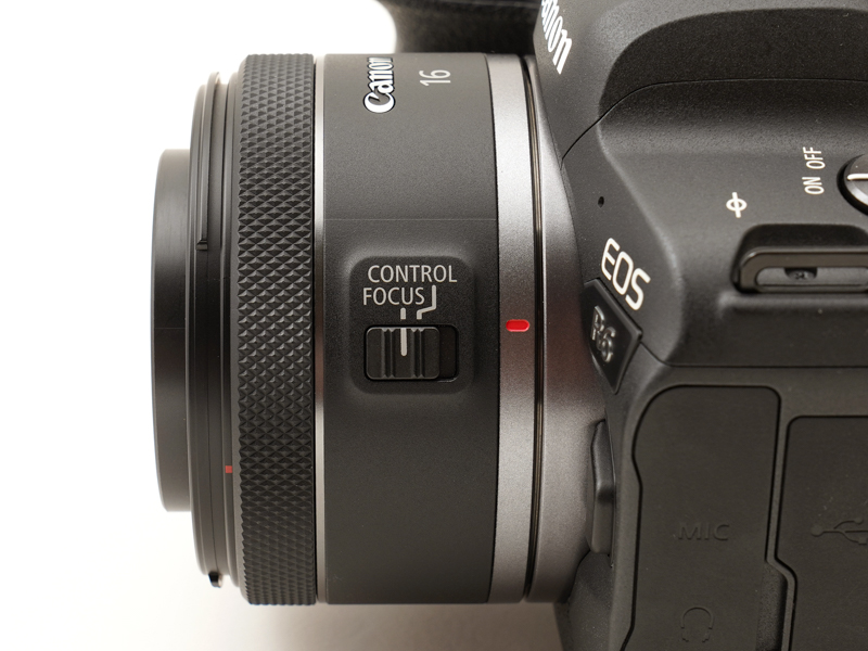 レンズの先端部には電子式のリングが1つ。鏡筒側面の「FOCUS」と「CONTROL」のスイッチで機能を切り替えます