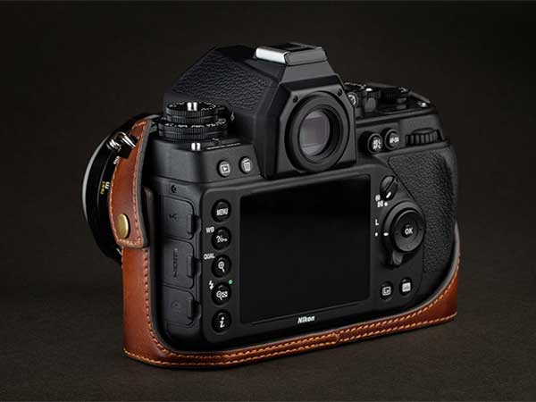 底面および背面の様子（画像はビンテージブラウン）