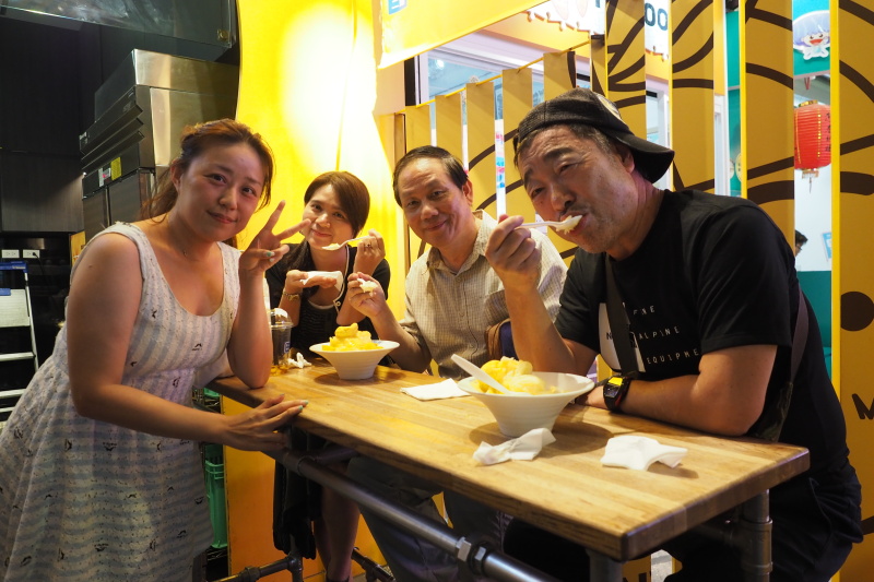 （左）台湾で仲良くしている黄夫婦（右から２、３人目）。（右）私が大好きなホテル「amba台北中山ホテル」フロントの慧さん。