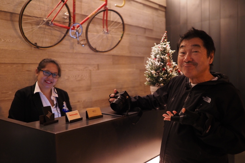 （左）台湾で仲良くしている黄夫婦（右から２、３人目）。（右）私が大好きなホテル「amba台北中山ホテル」フロントの慧さん。