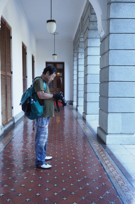 （左）百年経っても当時のままの美しさを保つ、コンポジションタイル。（右）皇太子時代の昭和天皇が登った梯子。