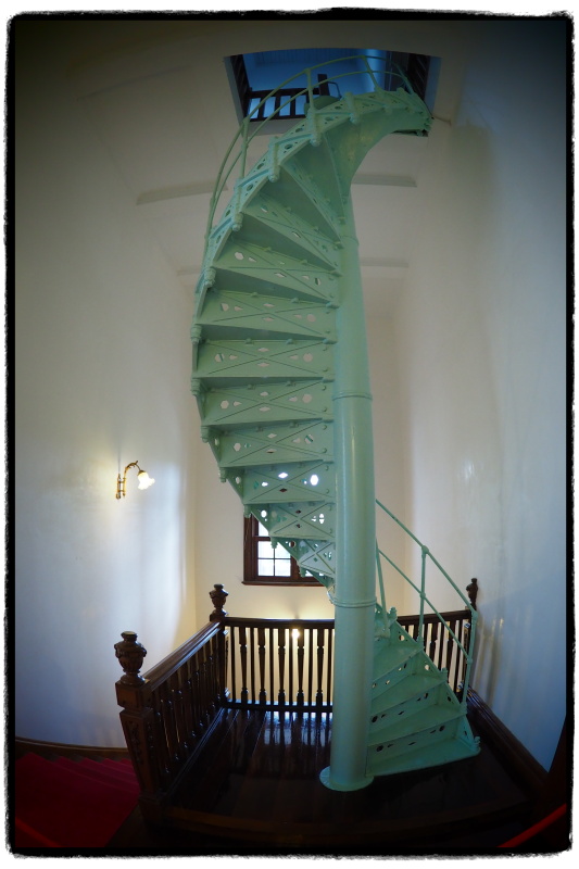 （左）百年経っても当時のままの美しさを保つ、コンポジションタイル。（右）皇太子時代の昭和天皇が登った梯子。