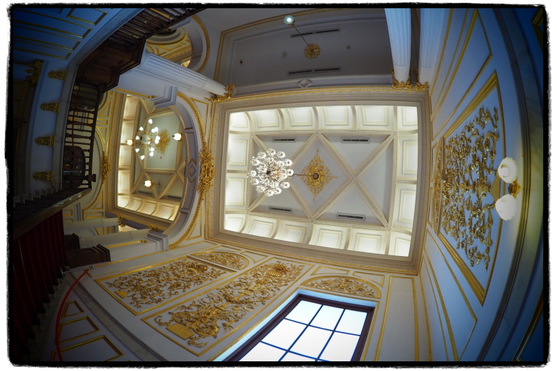 （左）白い壁に金箔が施された絢爛豪華な空間。（右）2002年、外交部による大規模な修復工事がおこなわれ、復活したバルコニー。