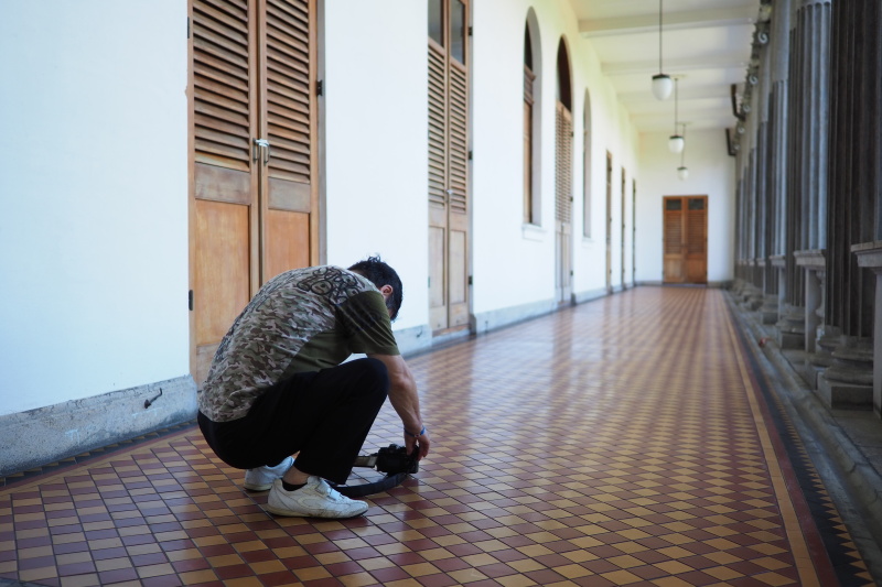 （左）白い壁に金箔が施された絢爛豪華な空間。（右）2002年、外交部による大規模な修復工事がおこなわれ、復活したバルコニー。