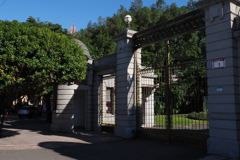 （左）ケタガラン大通りにある、入口。（中）建物正面入り口から見える噴水。向かいにここを紹介してくれた中華民国外交部がある。（右）左2階にあるメインのバルコニーから。