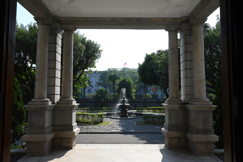 （左）ケタガラン大通りにある、入口。（中）建物正面入り口から見える噴水。向かいにここを紹介してくれた中華民国外交部がある。（右）左2階にあるメインのバルコニーから。