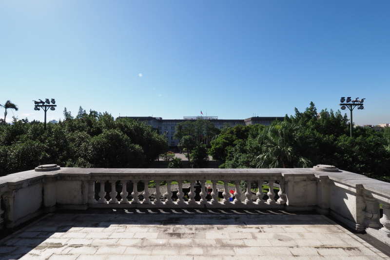 （左）ケタガラン大通りにある、入口。（中）建物正面入り口から見える噴水。向かいにここを紹介してくれた中華民国外交部がある。（右）左2階にあるメインのバルコニーから。