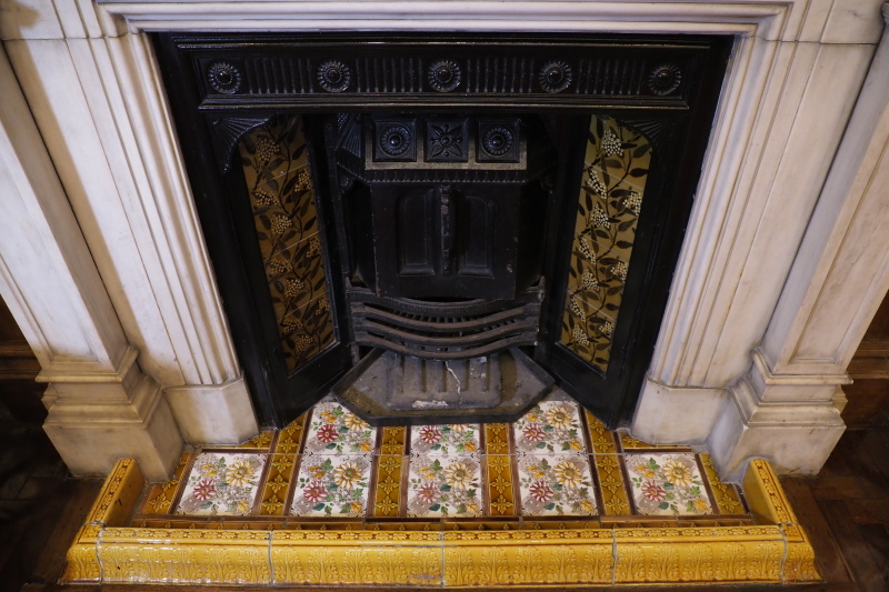 各部屋にある暖炉は17種類。全て違うデザインで同じものはどれ一つとしてない。