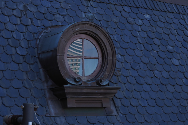 改築後に再現されたマンサード屋根。一つ一つ手作りで製作された石瓦で作られている。