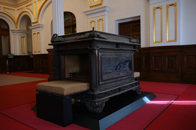 2階に展示している、細かい装飾がなされた棚。外側は富士山、厳島神社、神橋（日光）、渡月橋（嵐山）の風景が彫られ、底の部分は鏡張り、上部にはめ込まれた装飾が反射して見える。