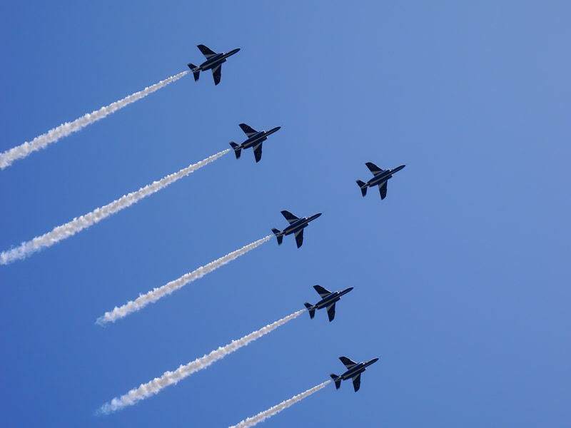 被写体認識AFのおかげでサルでもブルーインパルスを撮れますね、素晴らしいです。でも気持ちが入っていませんから、お目汚し程度です。<br>OM-1　M.ZUIKO DIGITAL ED 12-100mm F4.0 IS PRO（F5.6・1/2,500秒）ISO 400