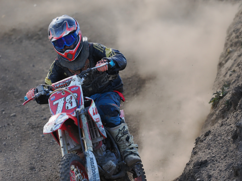 被写体への愛が薄いのにレンズを向けるとOM-1は勝手に、おお！バイクじゃねえか！と判断して追い続けます。しかもヘルメットにフォーカシングされるし。こちらは連写して、後でテキトーに良さげなコマを選ぶだけです。<br>OM-1　M.ZUIKO DIGITAL ED 40-150mm F2.8 PRO（F3.5・1/5,000秒）ISO 1600