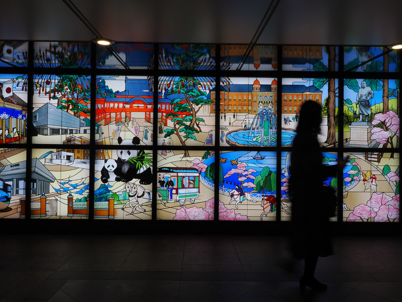 三脚の使用頻度は本当に減ってしまいました。仕事の時にパフォーマンスのために使うだけです。街中のスナップでもISを信頼して撮影してます。<br>OM-1　M.ZUIKO DIGITAL ED 12-40mm F2.8 PRO II（F18・1/20秒）ISO 200