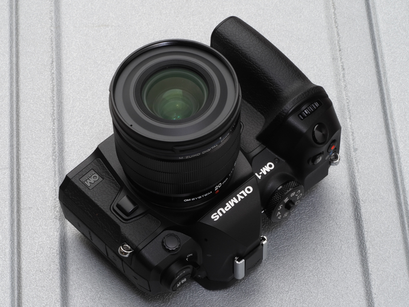 こちらシン・OM-1。カメラに凝縮感とか硬質なイメージがあるのはいいと思います。カメラ上部の仕上げは本当にいいですね。