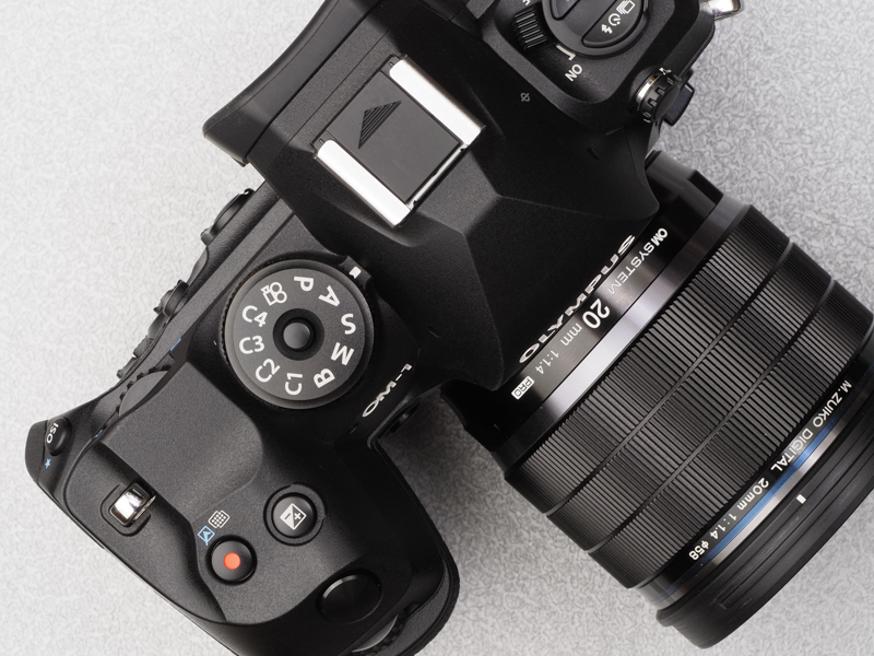 OM-1真上からみました。グリップ手前の空き地が気になります。E-M1Xぽいのかな。ダイヤルを隠したほうがいいんじゃね、という配慮かなあ。