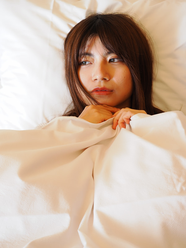 気だるい昼下がり。嘘です。エレクトロニックフラッシュFL-900Rをカーテンに向けて発光させて撮っただけです。簡単です。モデル：ひぃな<br>OM-1　M.ZUIKO DIGITAL ED 40-150mm F4.0 PRO（F4・1/60秒）ISO 400