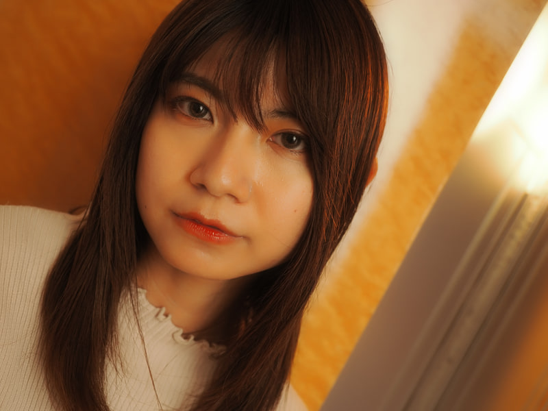 大型ストロボやLED照明も持参しましたが、アシスタントがおらず組み立てと片付けが面倒くさいので、カメラを右手で持ちクリップオンのストロボ（エレクトロニックフラッシュFL-900R）を左手に持って壁や天井に適当に向けて発光させて撮りました。苦労なしで撮れます。仕事がなくなるわけです。モデル：ひぃな<br>OM-1　M.ZUIKO DIGITAL ED 12-40mm F2.8 PRO II（F2.8・1/60秒）ISO 200