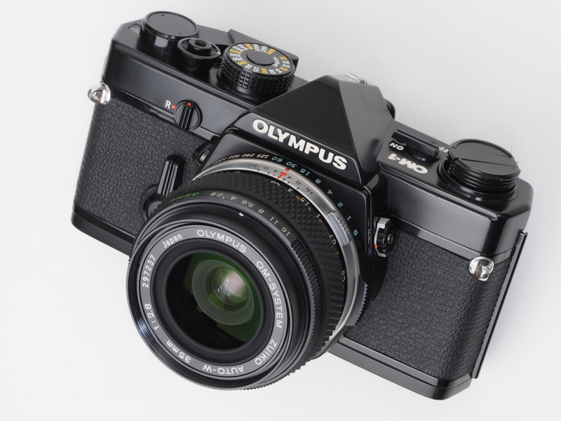 うちのダイジダイジなOM-1です。見る角度によってはとても美しいわけです。ブラックペイントのような光沢の質感をマグネシウムで真似するの大変ですぜ。