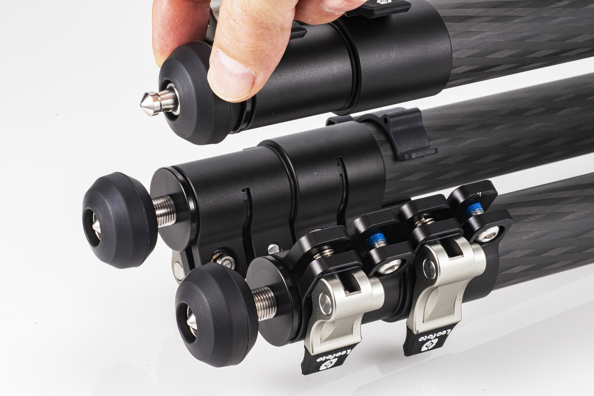 ゴム石突を回転させるとスパイク石突が中から出てくる仕組みになっている。2種類の石突をいちいち着脱することなく使い分けられるのはとても便利だ