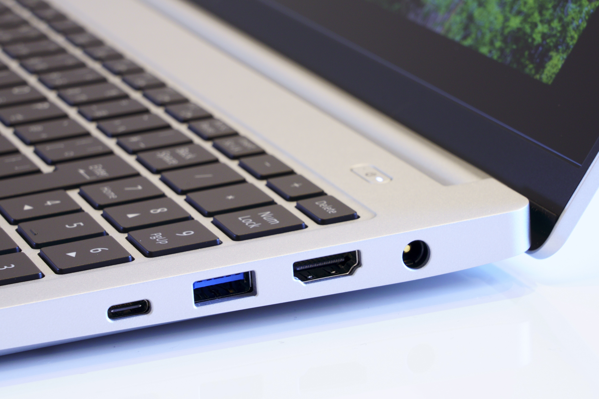 右側面。右から電源端子、HDMI（Type-A）、USB3.0 （5Gbps）、Thunderbolt 4