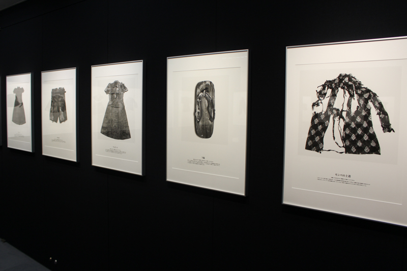 衣服など“モノ”を撮影した作品が並ぶ