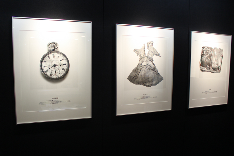 写真とキャプションを1枚の作品としてプリントしている