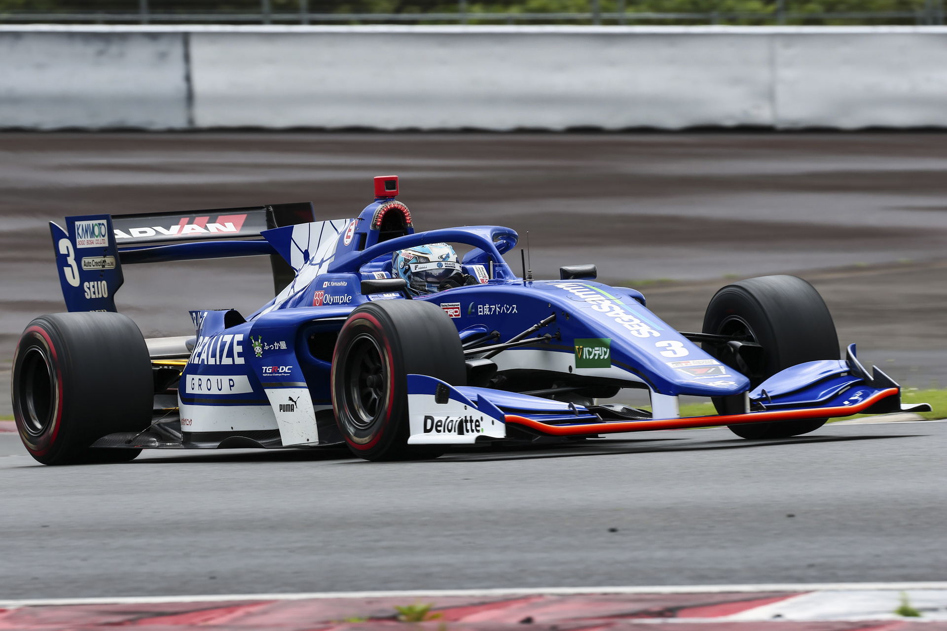 フォーミュラカーが画面いっぱいまで近づいて来た瞬間。ヘルメッ トを認識するとAF点がサッと移動して確実に捉えた<br><span class="fnt-85">RF100-500mm F4.5-7.1 L IS USM／300mm（480mm相当）／シャッター優先AE(F8、1/320秒、-0.3EV)/ ISO 100／WB:オート</span>