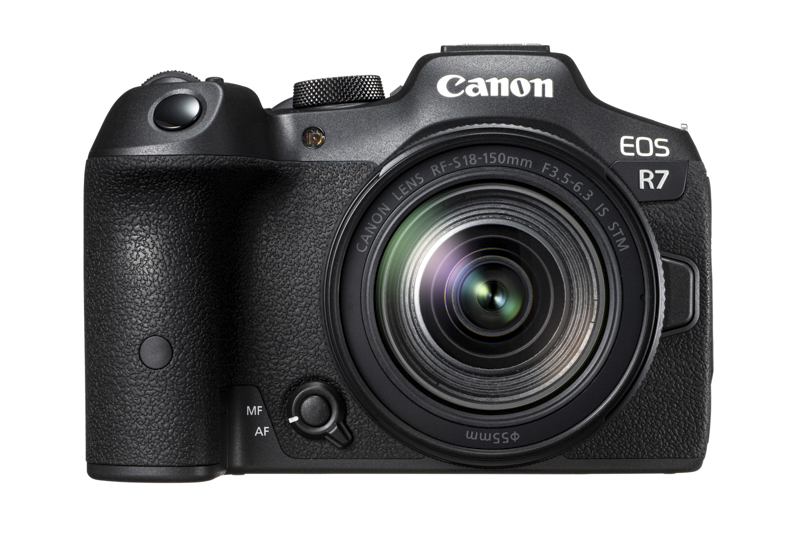 <br> <br><b><span class="fnt-120">SPECIFICATION</span></b><br> <br><b>撮像素子：</b>CMOSセンサー<br><b>有効画素数：</b>約3,250万画素<br><b>記録画素数：</b>6,960×4,640画素<br><b>記録媒体：</b>SD／SDHC／SDXCメモリーカード（UHS-II、UHS-I対応）<br><b>レンズマウント：</b>キヤノンRFマウント<br><b>有効撮影画角：</b>レンズ表記焦点距離の約1.6倍に相当<br><b>EVF：</b>0.39型、約236万ドット、約1.15倍<br><b>アイポイント：</b>約22mm <br><b>AFエリア：</b>スポット１点AF、1点AF、領域拡大AF（上下左右）、領域拡大AF（周囲）、全AF、フレキシブルゾーンAF（AF1、AF2、AF3）<br><b>自動選択時AFエリア分割数：</b>最大651分割<br><b>被写体検出：</b>人物／動物／乗り物<br><b>測光輝度範囲：</b>EV-2～20（静止画撮影）<br><b>ISO感度（常用）：</b>100～32000 <br><b>最高シャッター速度：</b>メカ／電子先幕1/8,000秒、電子1/16,000秒<br><b>最高連続撮影枚数：</b>メカ／電子先幕15コマ/秒、電子30コマ/秒<br><b>連続撮影可能枚数：</b>RAW約46枚、JPEG約184枚<br><b>手ブレ補正：</b>8段（協調）<br><b>動画記録サイズ：</b>4K UHD Fine（30P）、4K UHD（60P）、4K UHDクロップ（60P）、フルHD <br><b>背面モニター：</b>3.0型、約162万ドット<br><b>撮影可能枚数：</b>約380枚（EVF、なめらかさ優先）<br><b>大きさ（W×H×D）：</b>約132.0×90.4×91.7mm <br><b>重量：</b>約612g（バッテリー、カードを含む）