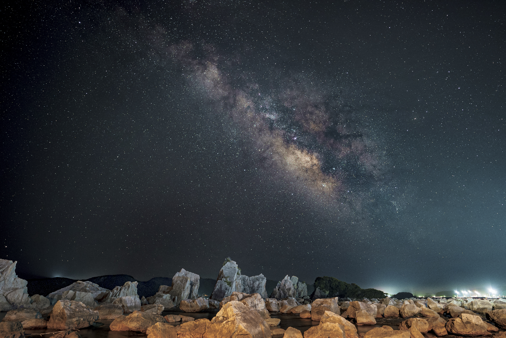 本州最南端に近い橋杭岩。近くに街明かりはあるが天の川はしっかりと写る。20mmという画角は地上の風景とのバランスが良く、周辺の星々まで見事に描写してくれた<br><span class="fnt-85">α7S III／マニュアル露出（F1.4、13秒）／ISO 1600／WB：オート</span>