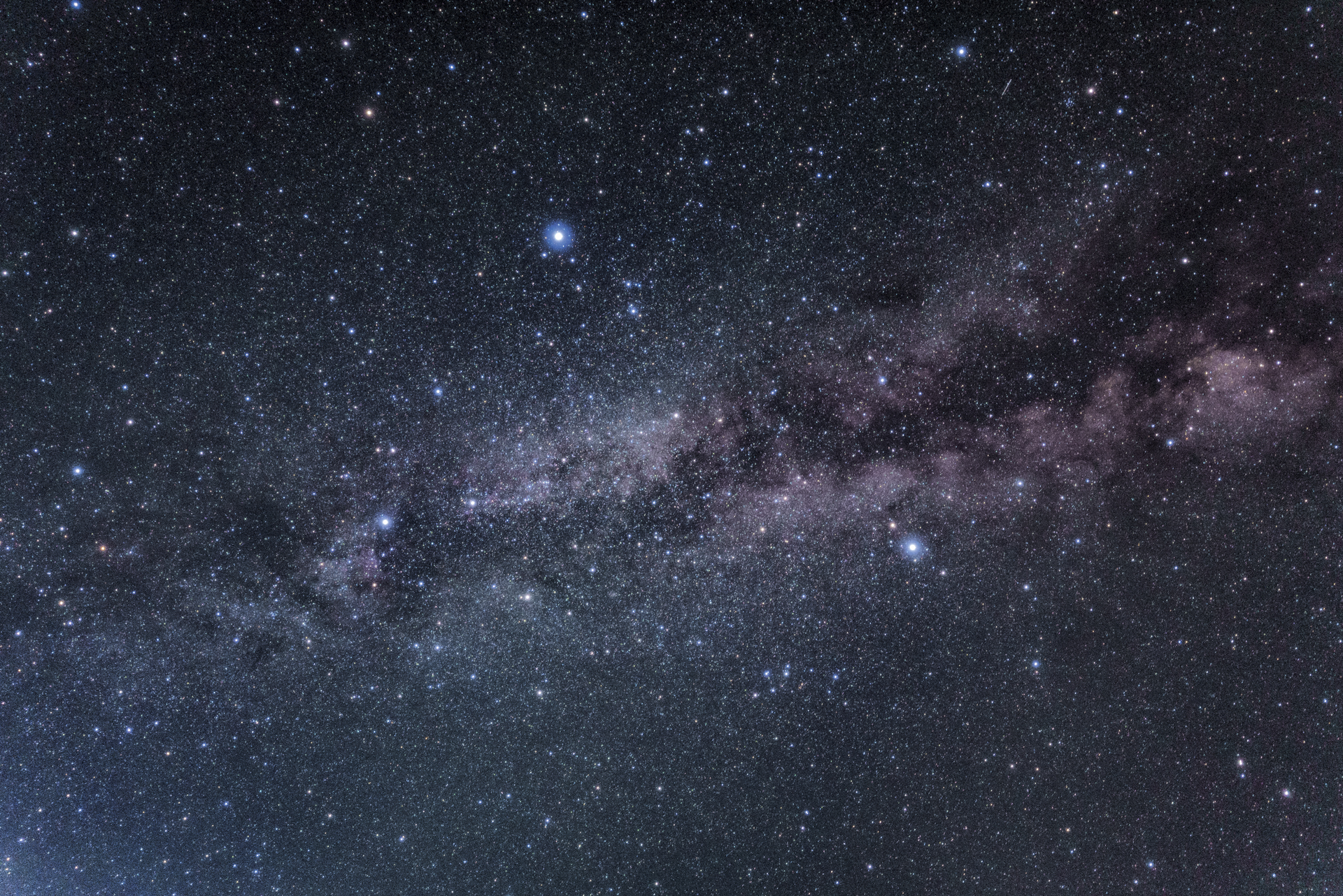 <span class="fnt-85">α7S III／20mm／マニュアル露出（F1.4、15秒）／ISO 3200／WB：オート</span>