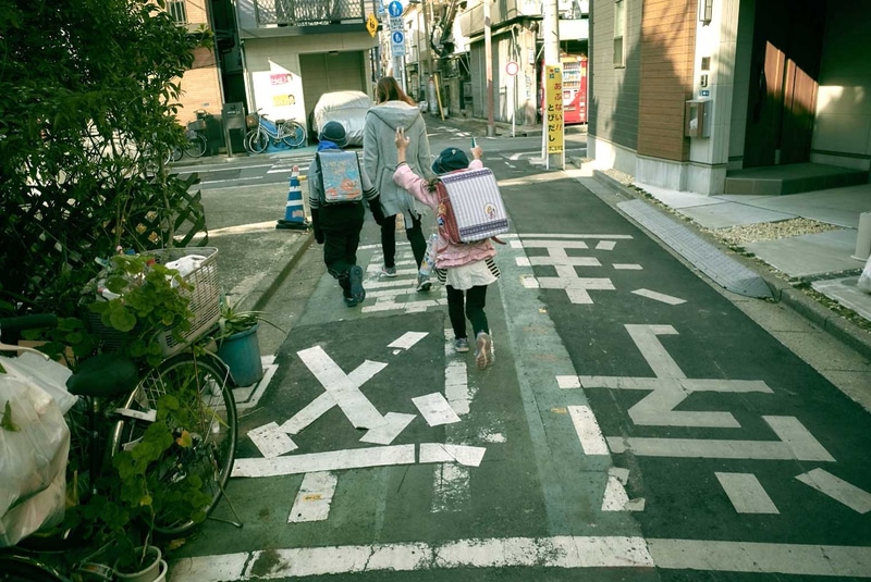 もし40mmのGR IIIxを手にしていたら、縦位置で道を半分に切って奥行きを強調したと思う。いつも持ち歩くとき、優先順位をワイドにしておきたいのは、一歩や二歩のフットワークではどうにもならない条件が多いから<br><span class="fnt-85">GR III　プログラムAE（F8・1/60秒）ISO 800／ポジフィルム調</span>