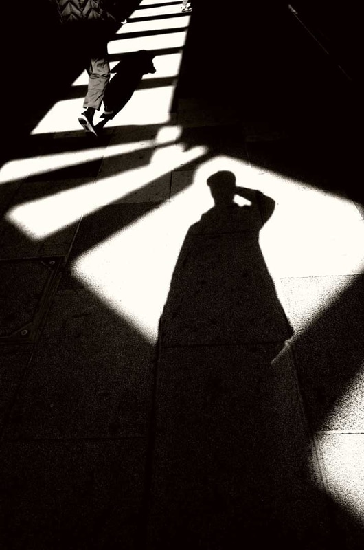 フィルム時代からGRを愛用していたため、「孤独を客観視して楽しむ」ような撮影スタイルが身に染みている。こんな写真を撮ろうとしてしまうところもGRならでは<br><span class="fnt-85">GR III　プログラムAE（F11・1/250秒）ISO 1600／ハイコントラスト白黒</span>