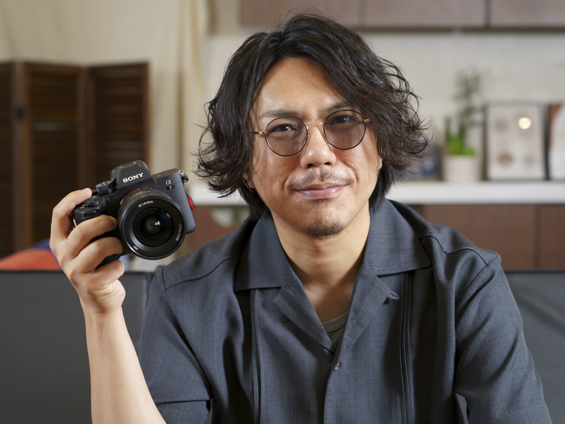 インタビューにお答えいただいたAUXOUTさん。手に持つのはFE 20mm F1.8 Gを装着したα7 IV