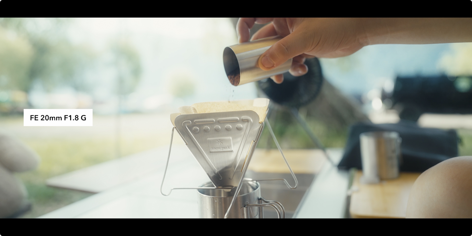 <a href="https://www.youtube.com/embed/bEdQus_fMI8">AUXOUTさんの動画【広角対決】Sony 20mm F1.8 G 単焦点 VS 16-35mm F4 G ズーム 選ぶならどっち？</a> より