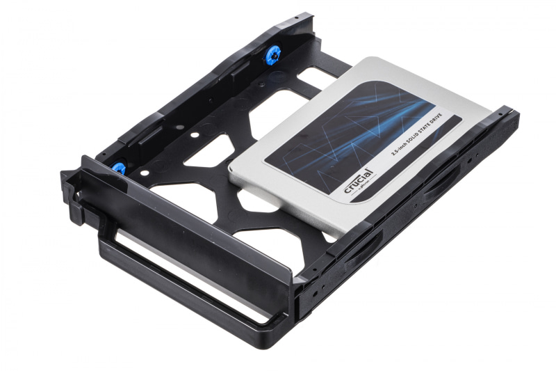 2.5インチ用のネジ穴もあるので、問題なくSSDを装着できる。3.5インチHDDに比べて空間が多いので発熱の面でも有利にはたらく