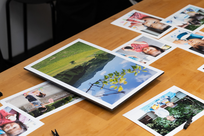 コムロさんが用意したサンプルプリントを見ながら用紙を決めていった