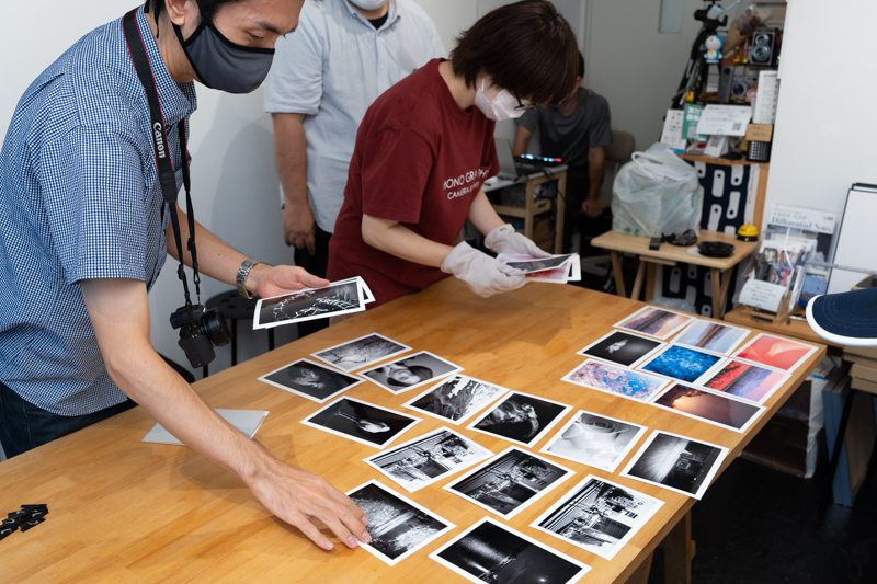 写真を並べるメンバー