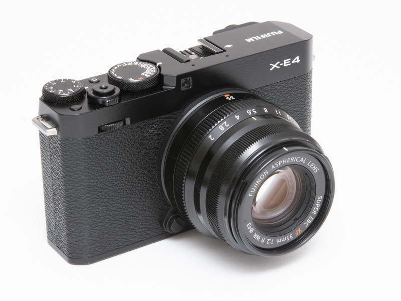X-E4に装着したXF35mm F2 R WR。X-E4にはコンパクトな単焦点レンズが良く似合う。フードなしの状態。