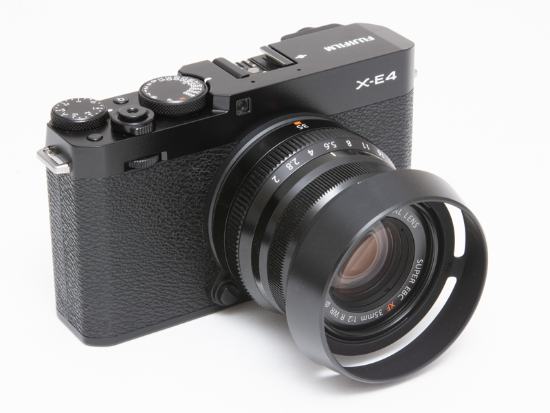 LH-XF35-2を装着。付属フードとは全く異なる雰囲気になった。レンジファインダーカメラを彷彿させるクラシカルな趣だ。