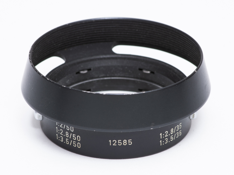 円すい状の形をしたフードの定番といえる、ライカの12585。バヨネット式のLH-XF35-2とは異なり、内側の爪で鏡筒に固定する方式を採用している。
