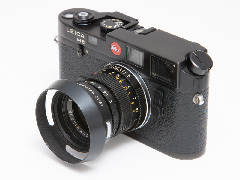2世代目のズミクロンM 50mm F2に12585を装着。ライカM4時代のレンズとフードだが、デザインを踏襲したライカM6に装着しても一体感がある。ライカファンにはお馴染みのスタイルだ。
