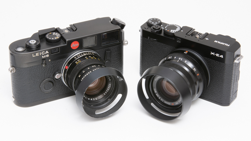 ライカの12585と富士フイルムのLH-XF35-2。遮光部分の厚さなどボリューム感は異なるが、カメラとレンズを含めた全体の雰囲気もよく似ているのがわかる。