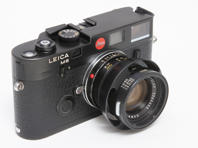 12585は逆さまにしてレンズに装着できる。その際のキャップも用意され、より収納しやすく出来ている。