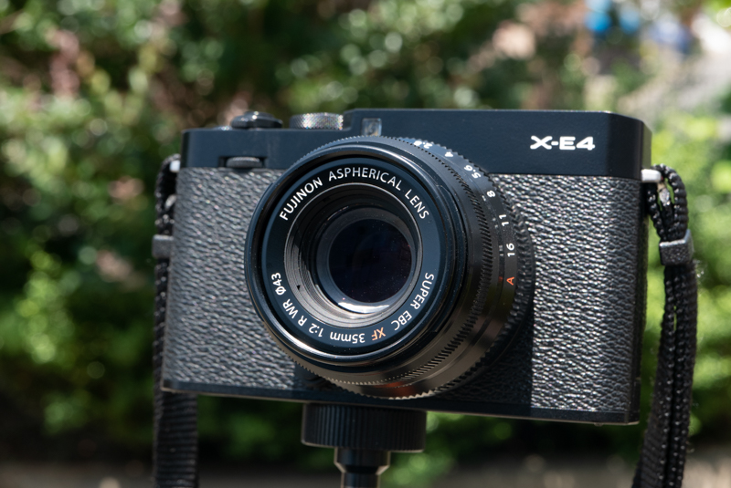 XF35mmF2 R WRの前玉はやや引っ込んでいるため直射光が当たっている部分はわずかだが、先端の銘板部分はしっかり日が当たっている。