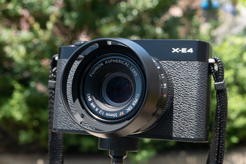 LH-XF35-2を装着。前玉はほぼ直射光を遮ることができた。付属フードより大きい分、やはり光を遮る面積も広い。