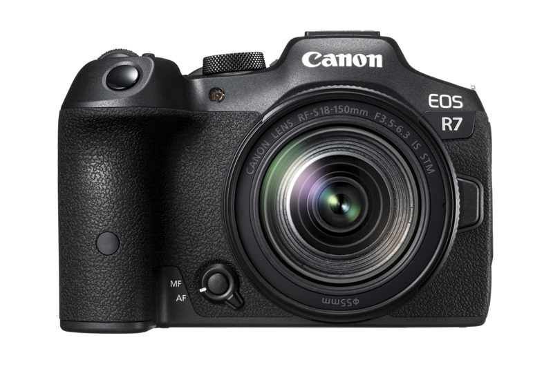 <br> <br><b><span class="fnt-120">SPECIFICATION</span></b><br> <br><b>撮像素子：</b>CMOSセンサー<br><b>有効画素数：</b>約3,250万画素<br><b>記録画素数：</b>6,960×4,640画素<br><b>記録媒体：</b>SD／SDHC／SDXCメモリーカード（UHS-II、UHS-I対応）<br><b>レンズマウント：</b>キヤノンRFマウント<br><b>有効撮影画角：</b>レンズ表記焦点距離の約1.6倍に相当<br><b>EVF：</b>0.39型、約236万ドット、約1.15倍<br><b>アイポイント：</b>約22mm <br><b>AFエリア：</b>スポット１点AF、1点AF、領域拡大AF（上下左右）、領域拡大AF（周囲）、全AF、フレキシブルゾーンAF（AF1、AF2、AF3）<br><b>自動選択時AFエリア分割数：</b>最大651分割<br><b>被写体検出：</b>人物／動物／乗り物<br><b>測光輝度範囲：</b>EV-2～20（静止画撮影）<br><b>ISO感度（常用）：</b>100～32000 <br><b>最高シャッター速度：</b>メカ／電子先幕1/8,000秒、電子1/16,000秒<br><b>最高連続撮影枚数：</b>メカ／電子先幕15コマ/秒、電子30コマ/秒<br><b>連続撮影可能枚数：</b>RAW約46枚、JPEG約184枚<br><b>手ブレ補正：</b>8段（協調）<br><b>動画記録サイズ：</b>4K UHD Fine（30P）、4K UHD（60P）、4K UHDクロップ（60P）、フルHD <br><b>背面モニター：</b>3.0型、約162万ドット<br><b>撮影可能枚数：</b>約380枚（EVF、なめらかさ優先）<br><b>大きさ（W×H×D）：</b>約132.0×90.4×91.7mm <br><b>重量：</b>約612g（バッテリー、カードを含む）