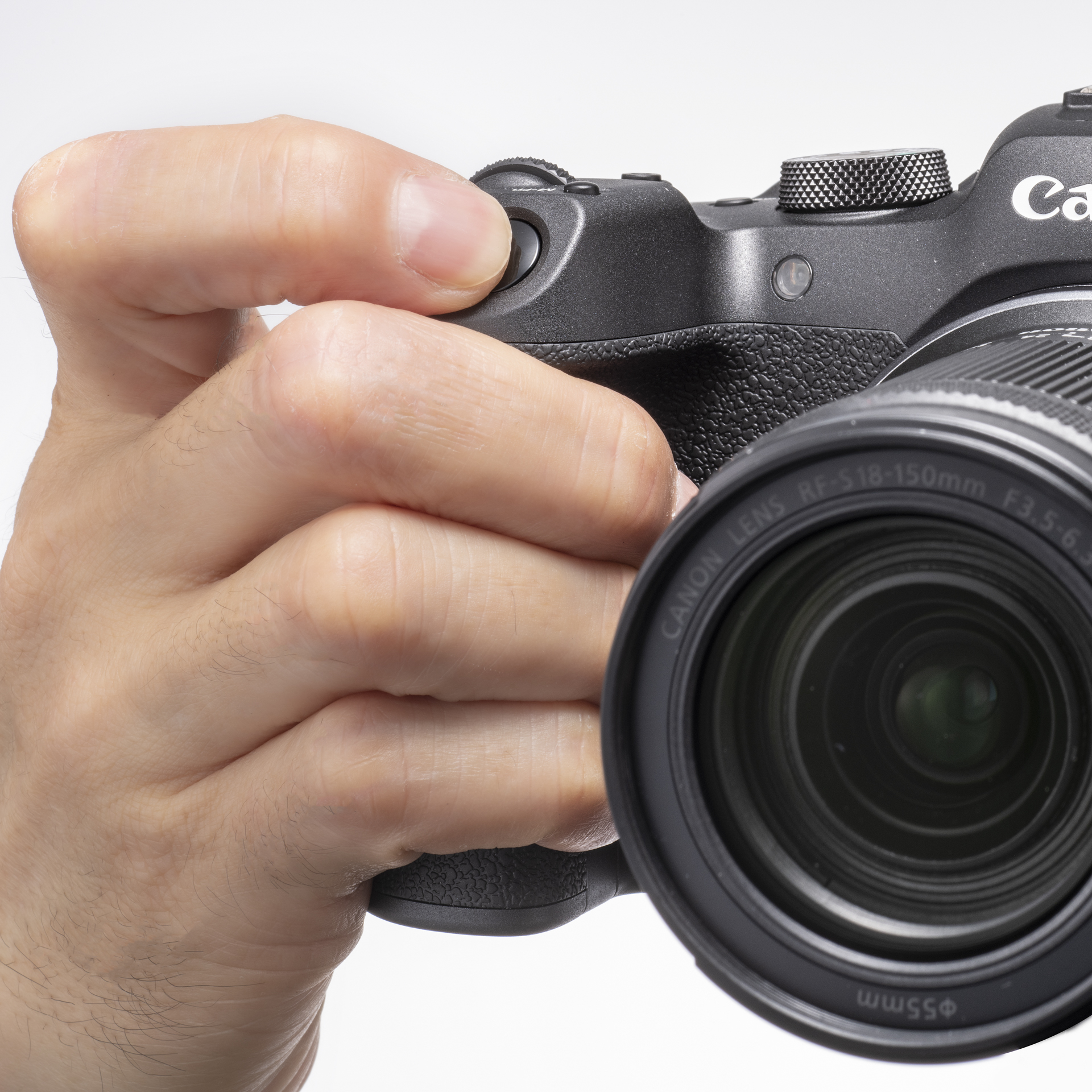 しっかりと握り込めるグリップのおかげで、片手で撮影するようなシーンも安心。小型の大口径レンズと組み合わせると軽快に使用できる