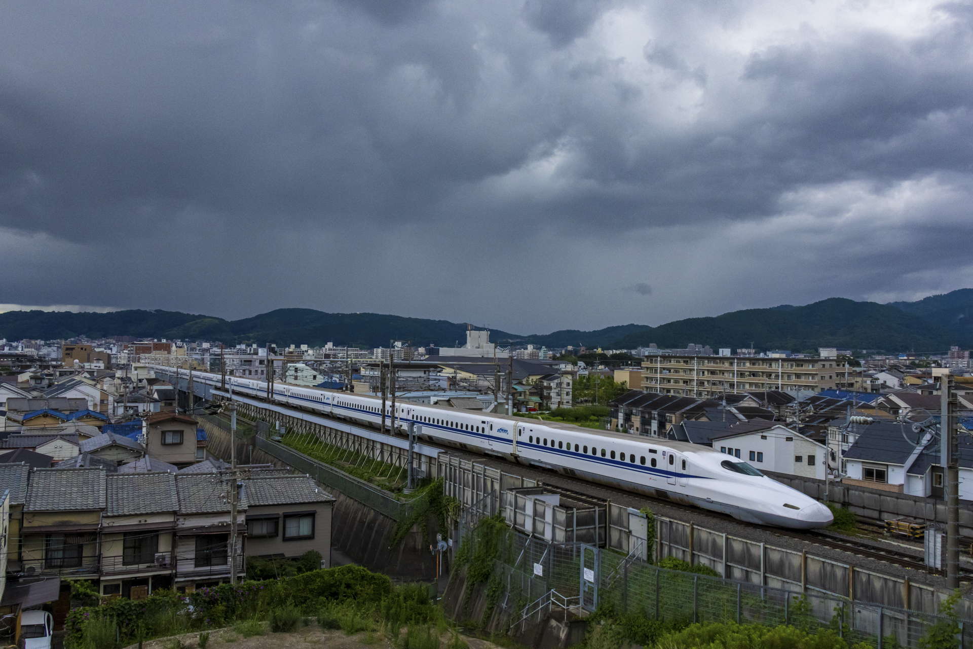 柱の直前まで新幹線が入る